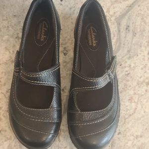 Clark's bendable black leather shoes
